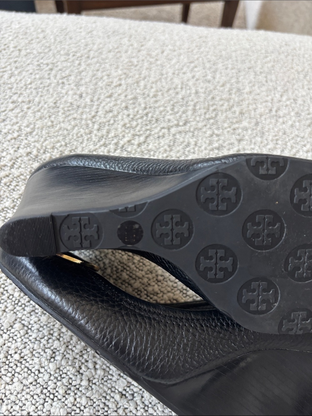 New! Tory Burch Black Pebbled Leather Wedge Heels Gold Logo 9 - Picture 4 of 11
